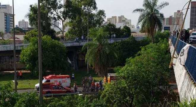 Cadeirante morre após ser arremessado de viaduto durante assalto