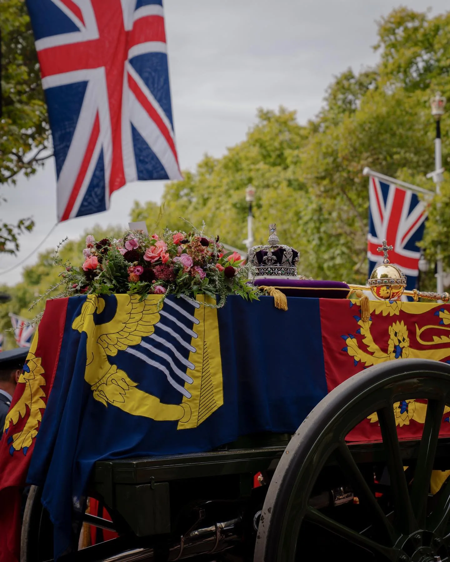 Funeral da rainha Elizabeth II: princesa Charlotte cai no choro, emociona e é consolada por Kate