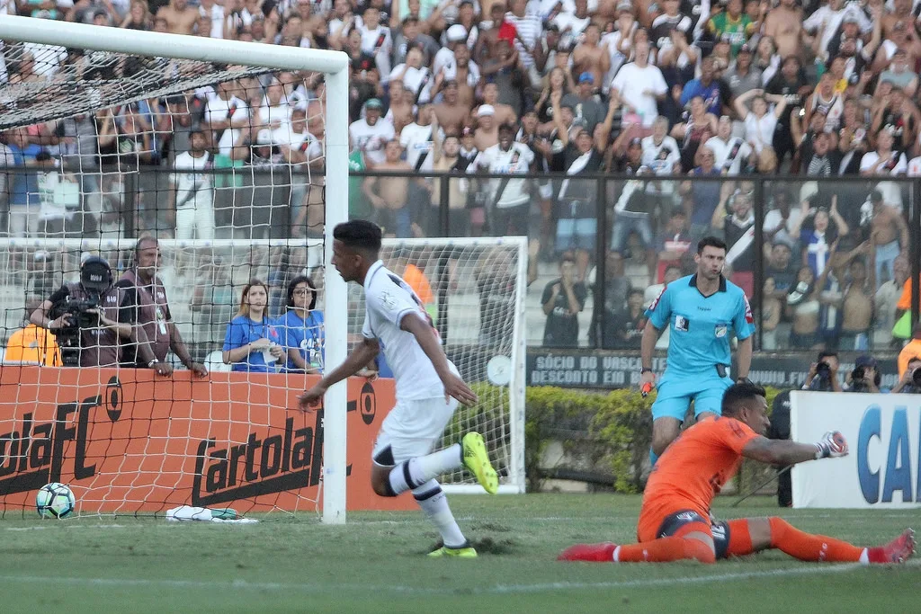 Com exceção ao Corinthians, grandes do eixo Rio-SP sofrem para definir goleiros