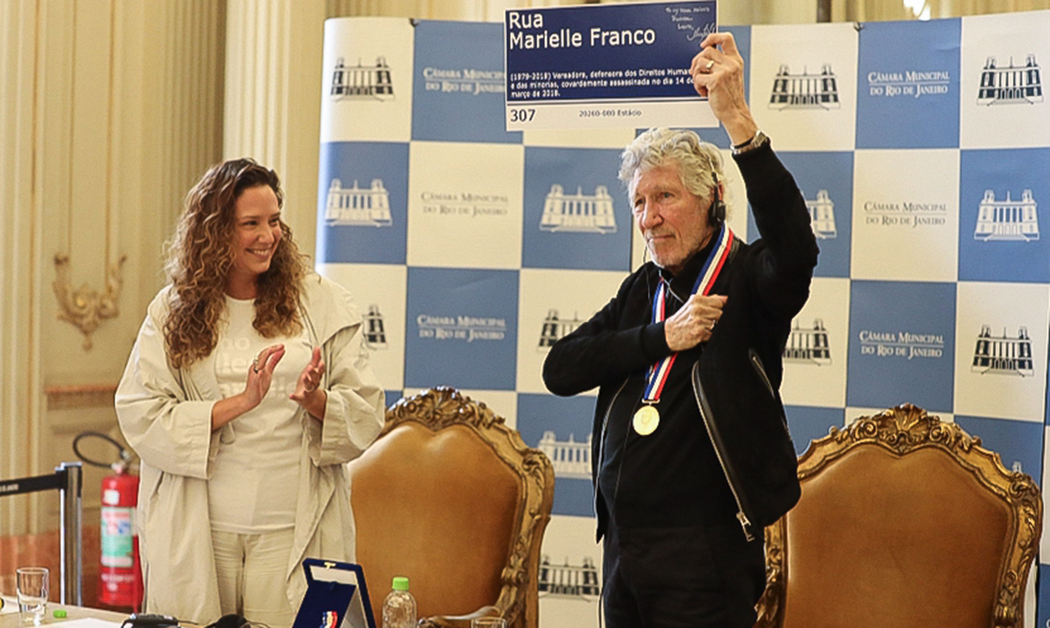 Roger Waters recebe Medalha Pedro Ernesto na Câmara do Rio