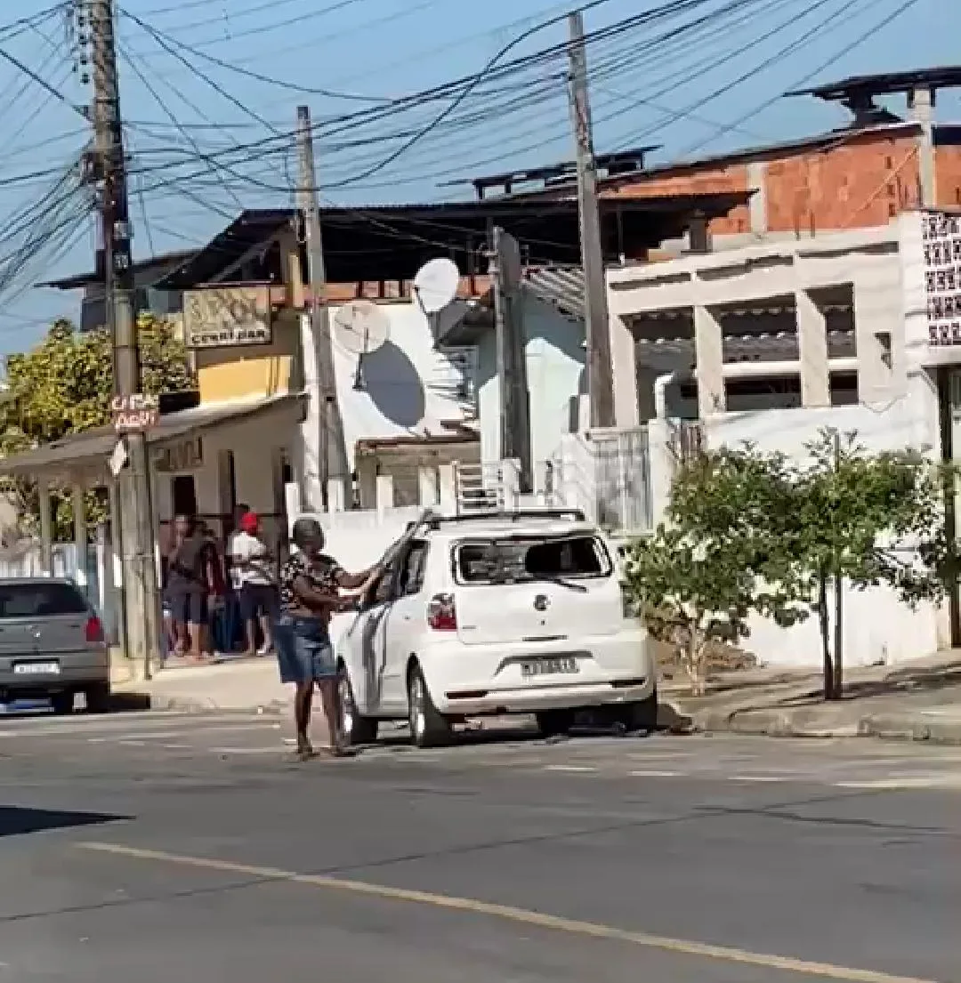 VÍDEO | Mulher quebra carro com machado após descobrir traição do marido em Linhares