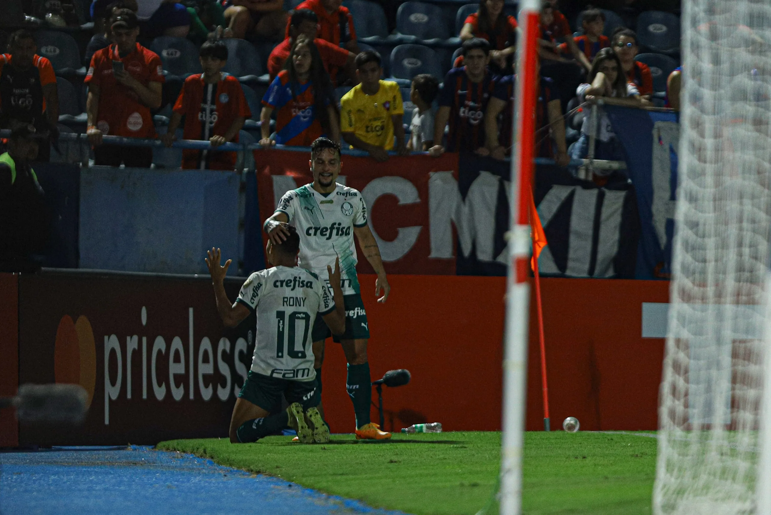 Artur brilha, Rony quebra jejum e Palmeiras aniquila Cerro Porteño