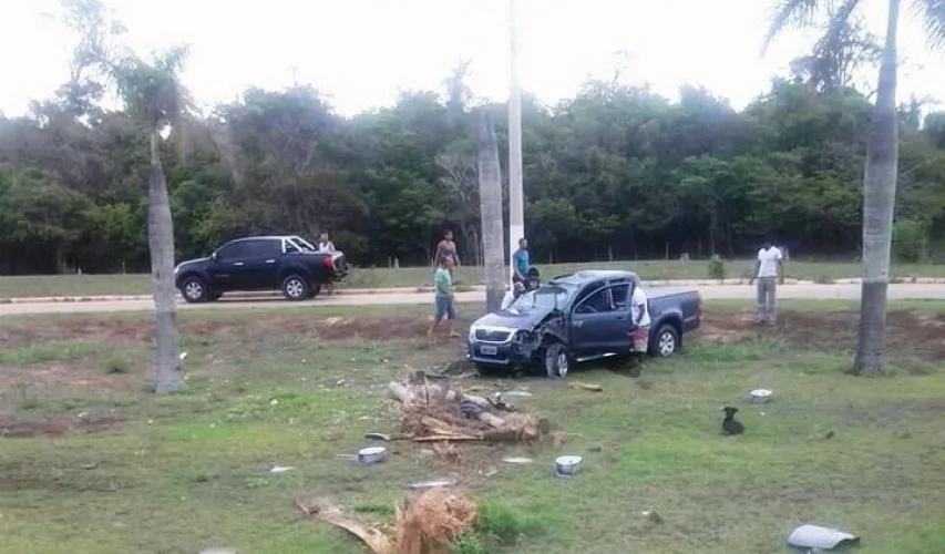 Motorista capota após arrancar poste e árvore em Linhares