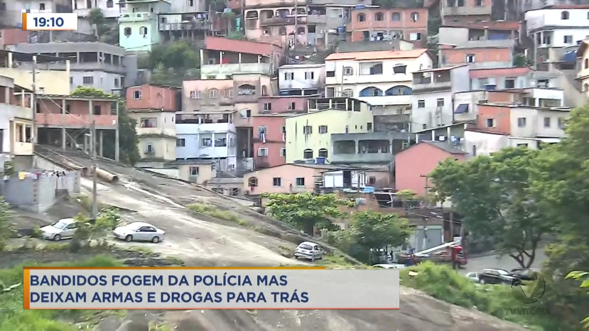 Bandidos fogem da polícia, mas deixam armas e drogas para trás