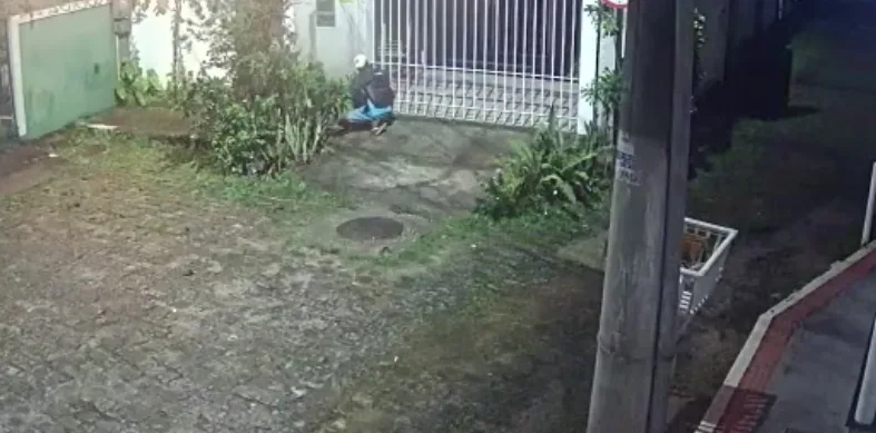 VÍDEO | Homem arromba casa de idosa no Centro de Vila Velha