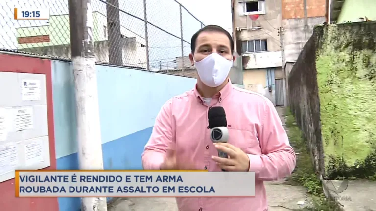Criminosos rendem vigia de escola e roubam a arma dele