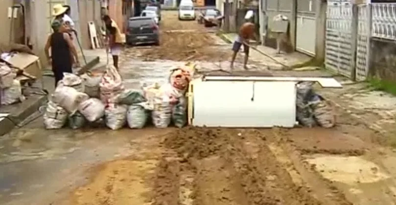 VÍDEOS| Alagamentos deixam moradores de Cariacica indignados