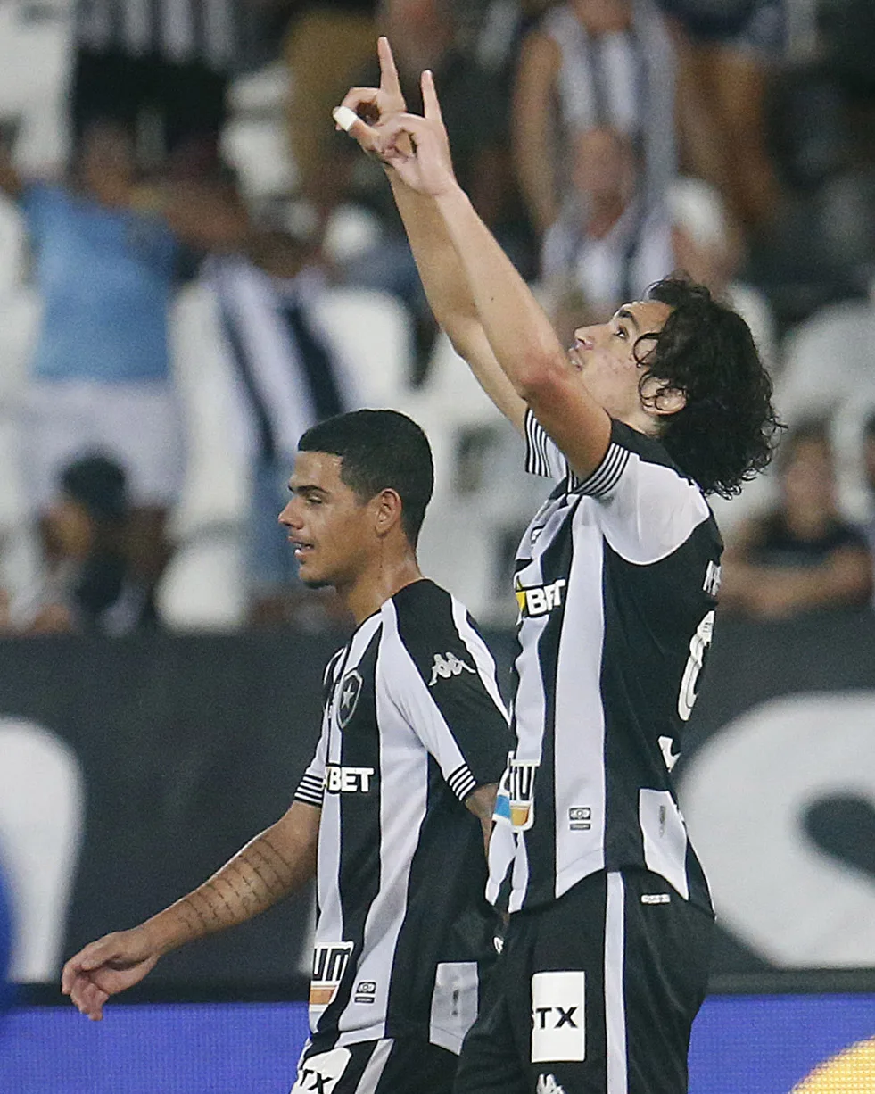 Em jogo movimentado, Botafogo vence o Resende e segue entre os líderes no Carioca