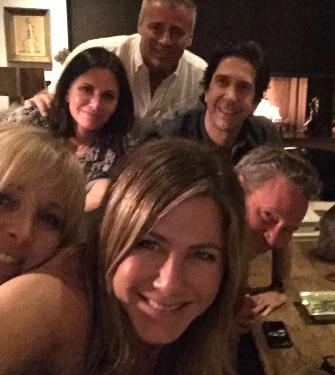 Jennifer Aniston inaugura Instagram, posa com elenco de Friends e segue ex-marido