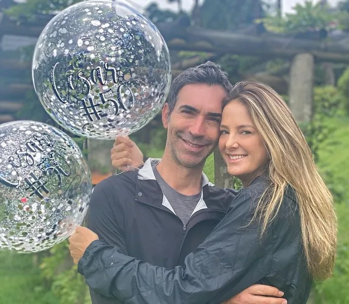 Ticiane Pinheiro surpreende Cesar Tralli em seu aniversário de 50 anos:  Cinquentou