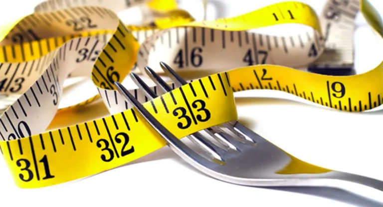 Para caber em vestido, jovem faz dieta com laxante e legumes e quase morre
