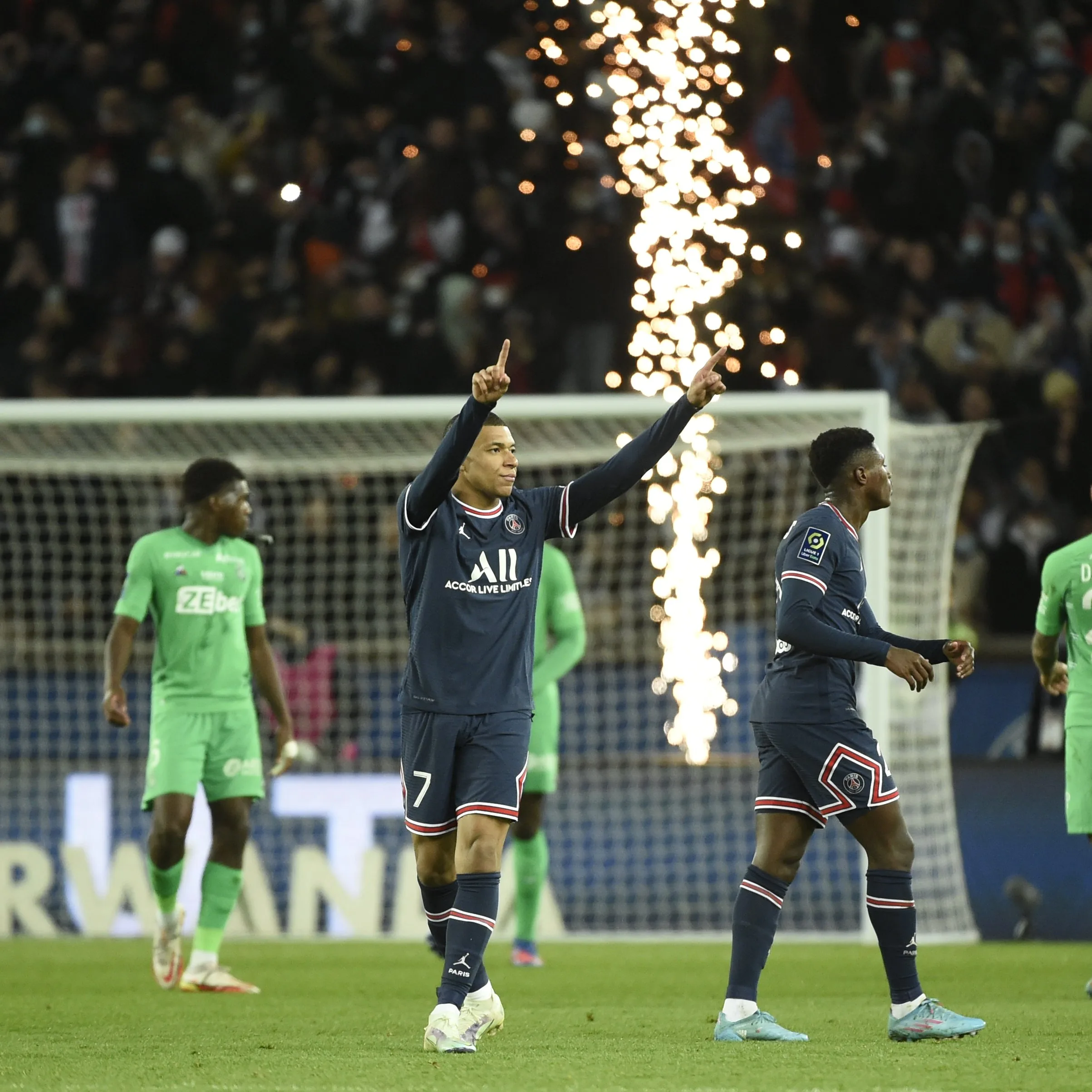 PSG bate Saint-Étienne com bela atuação de Messi e Mbappé e se aproxima do título