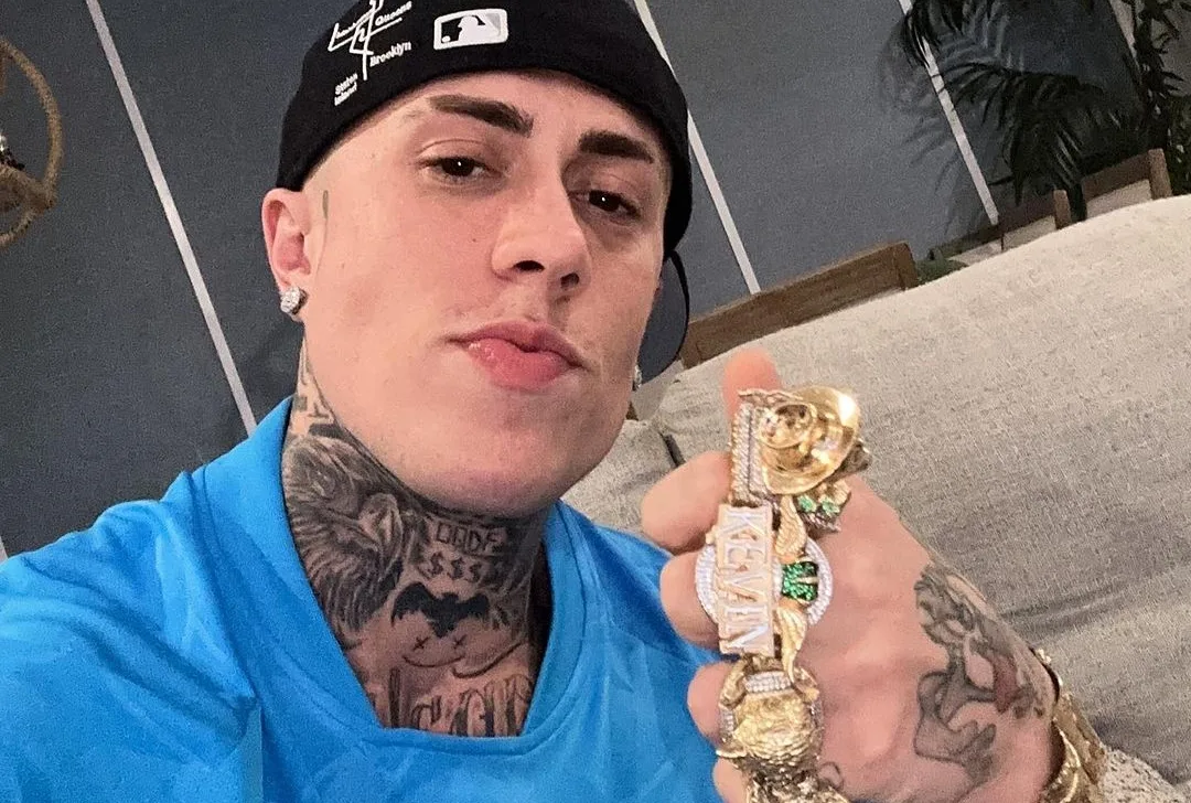 MC Daniel comemora derrota de Nego do Borel para MC Gui em ringue de boxe