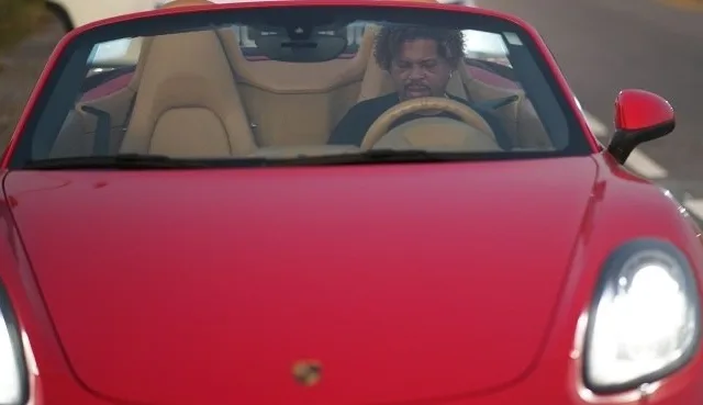 Ex-morador de rua Givaldo Alves é flagrado dirigindo carro conversível de R$ 500 mil