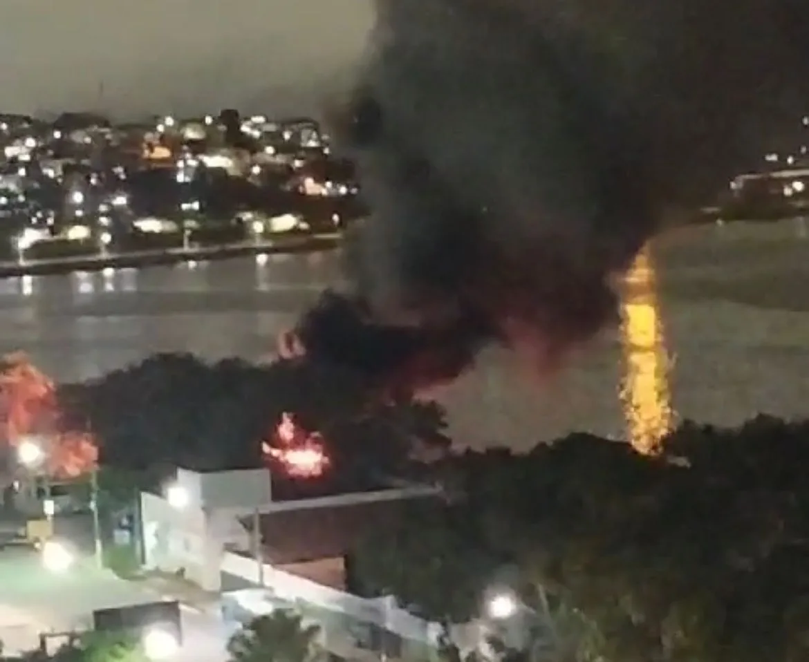 VÍDEO | Lancha pega fogo e fica destruída em Vitória