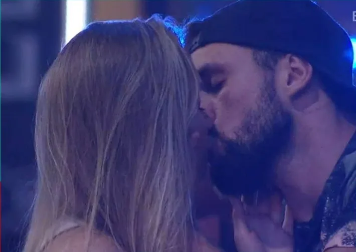 BBB: Carla Diaz e Arthur trocam beijos; Karol ameaça Viih Tube e Fiuk dá fora em Thais