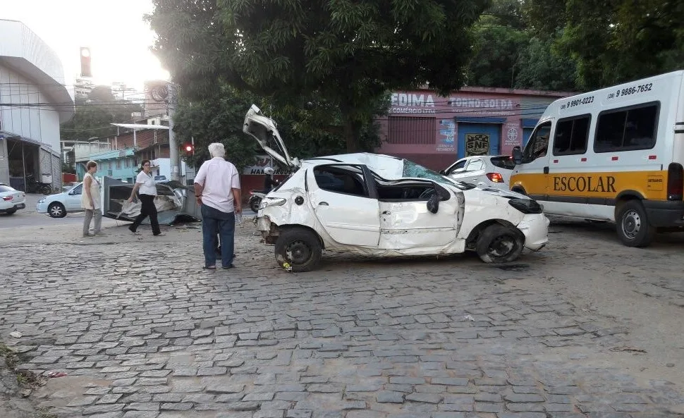 Motorista e o filho de apenas dois anos ficam feridos após acidente em Cachoeiro