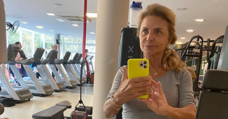 Aos 77, Aracy da Top Therm deixa barriga sequinha à mostra e revela segredos: "Inteirona"
