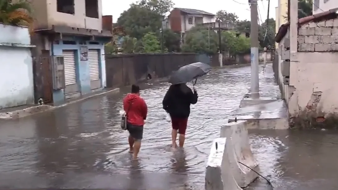 Leptospirose e Hepatite podem ser transmitidas em água de enchentes. Veja como se proteger!