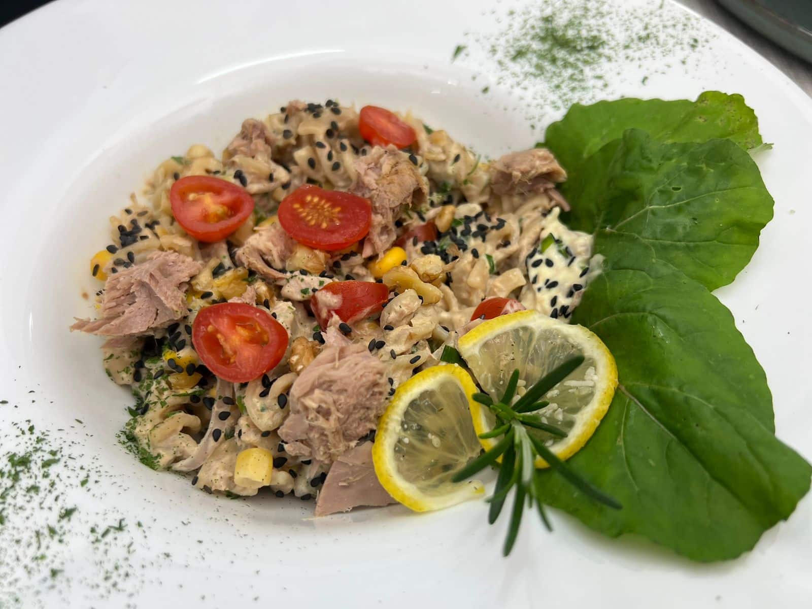 Comece a semana com equilíbrio: Salada de massa com atum!