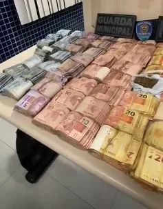 Suspeito de chefiar o tráfico de drogas em Interlagos é preso com R$ 170 mil escondido no teto