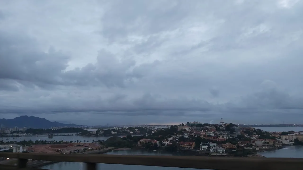 ES tem novo alerta de chuvas fortes e temporais durante e após o feriadão