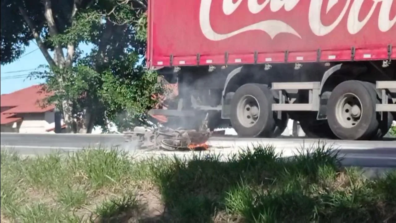 Grave acidente deixa uma pessoa morta em Aracruz; motocicleta chegou a pegar fogo