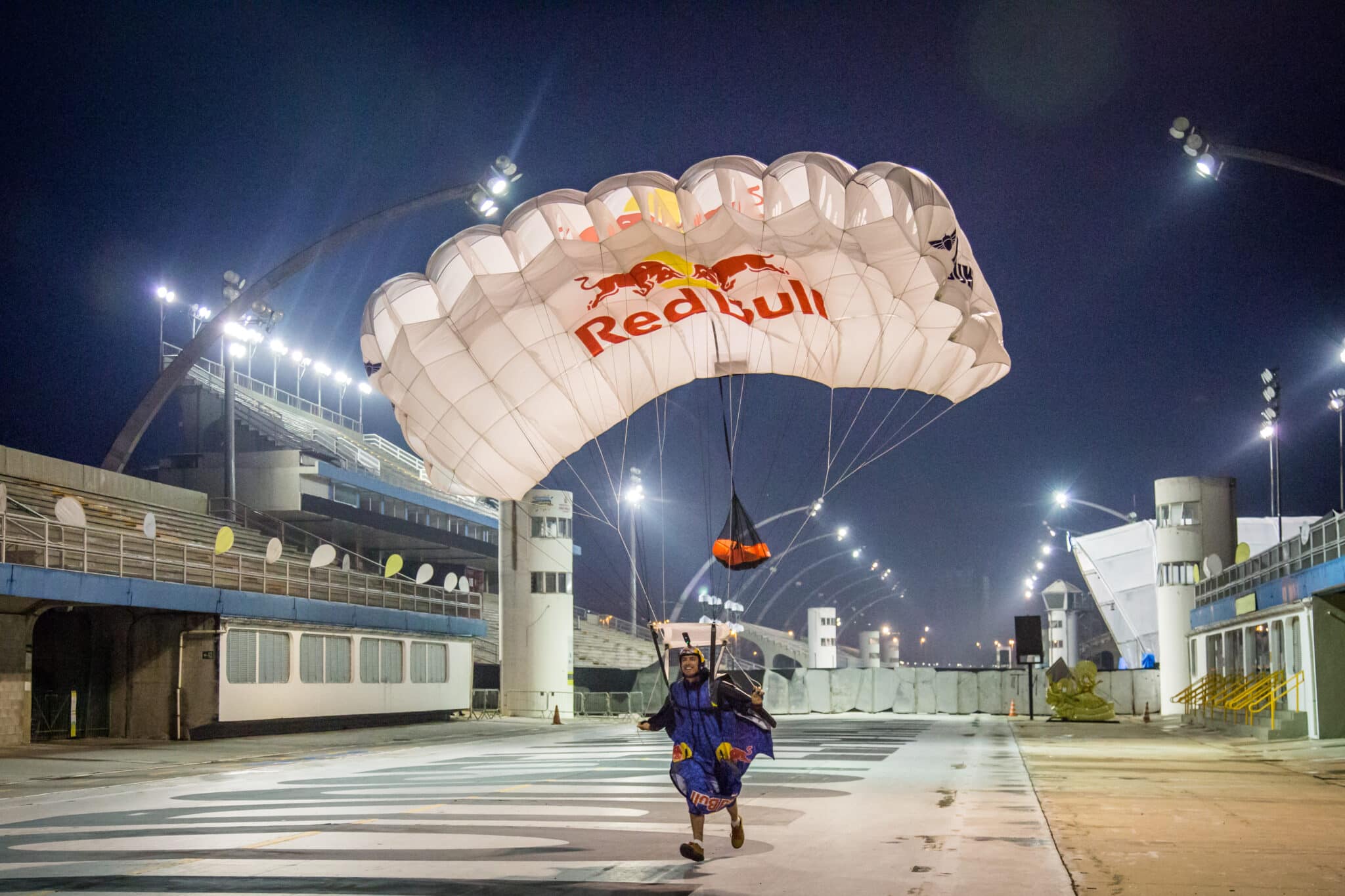 DPZ&T promove campanha de salto de Carnaval da Red Bull no Sambódromo de São Paulo 