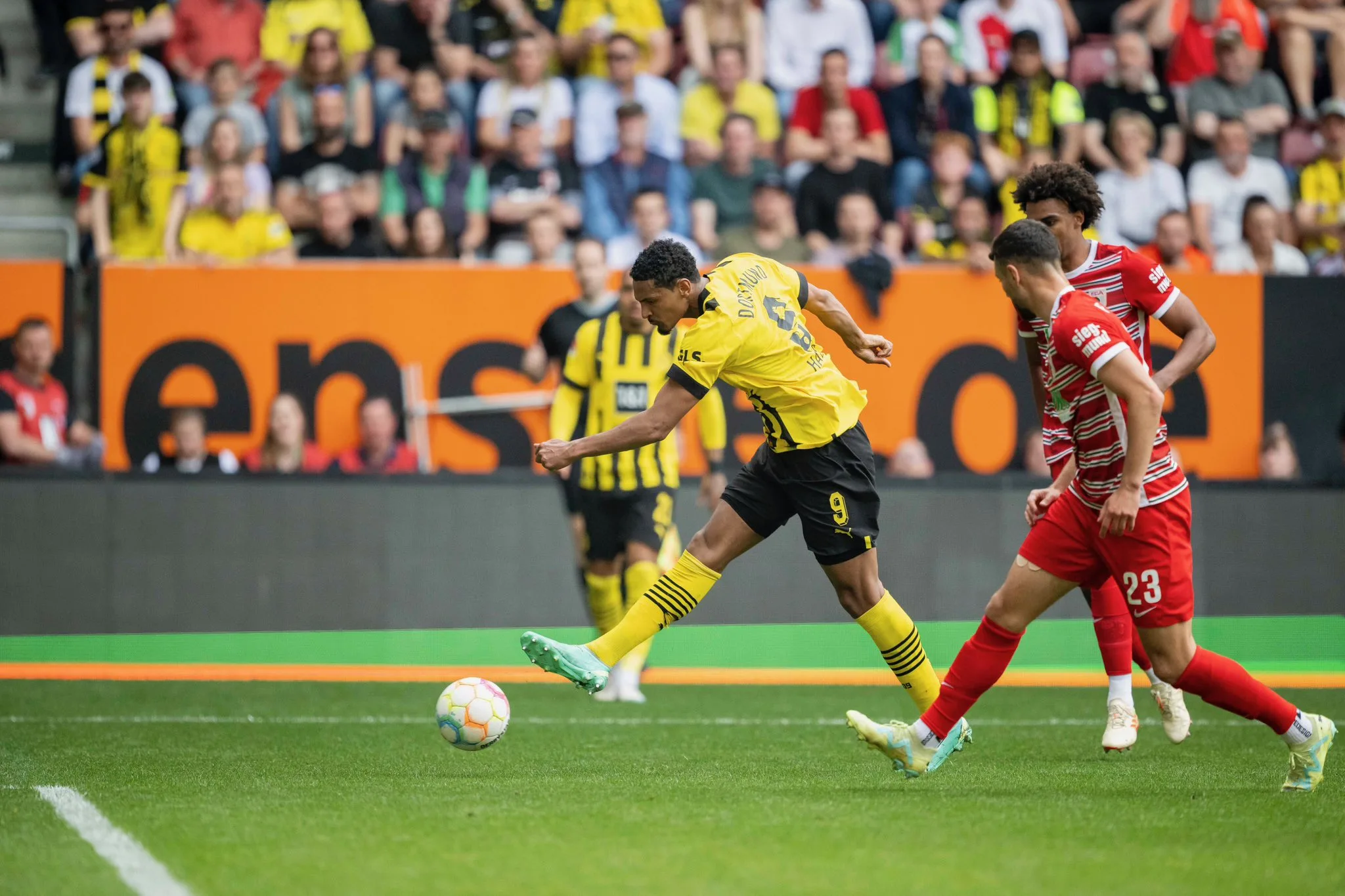 Borussia Dortmund bate Augsburg e recupera a liderança do Alemão a 1 jogo do fim