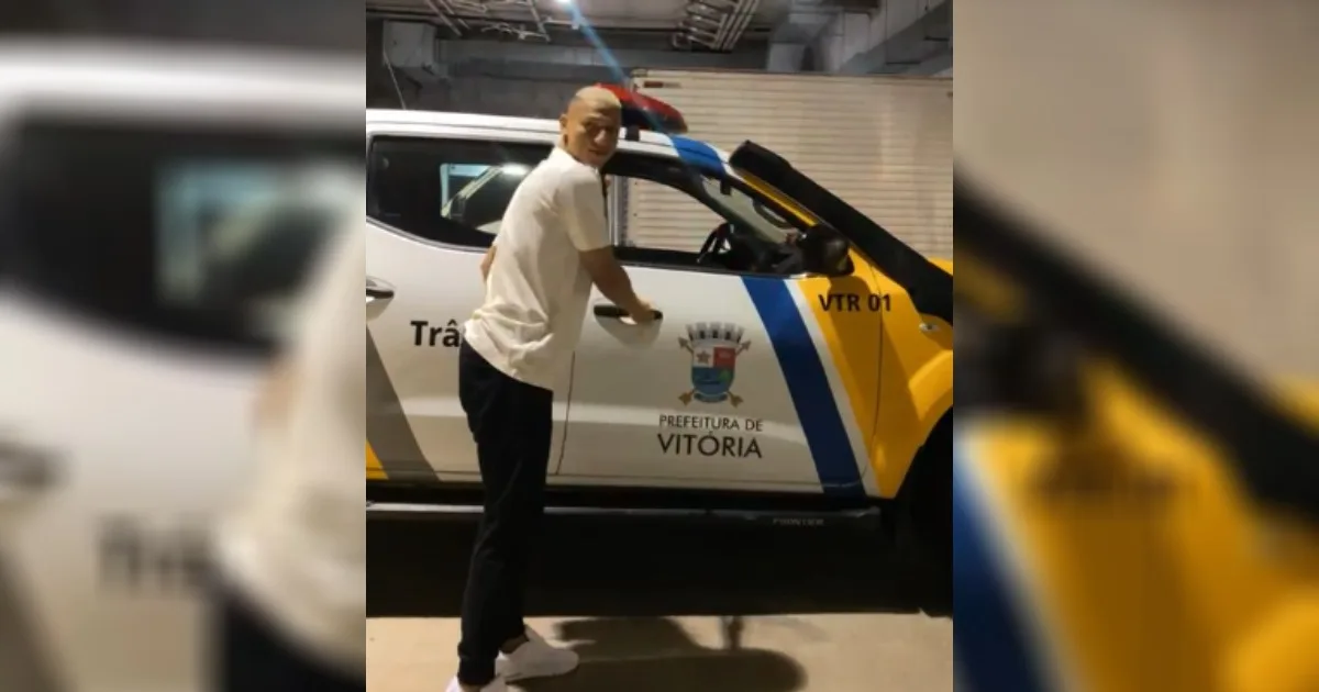 VÍDEO | Richarlison chega de viatura ao Kleber Andrade para jogo da seleção sub-20