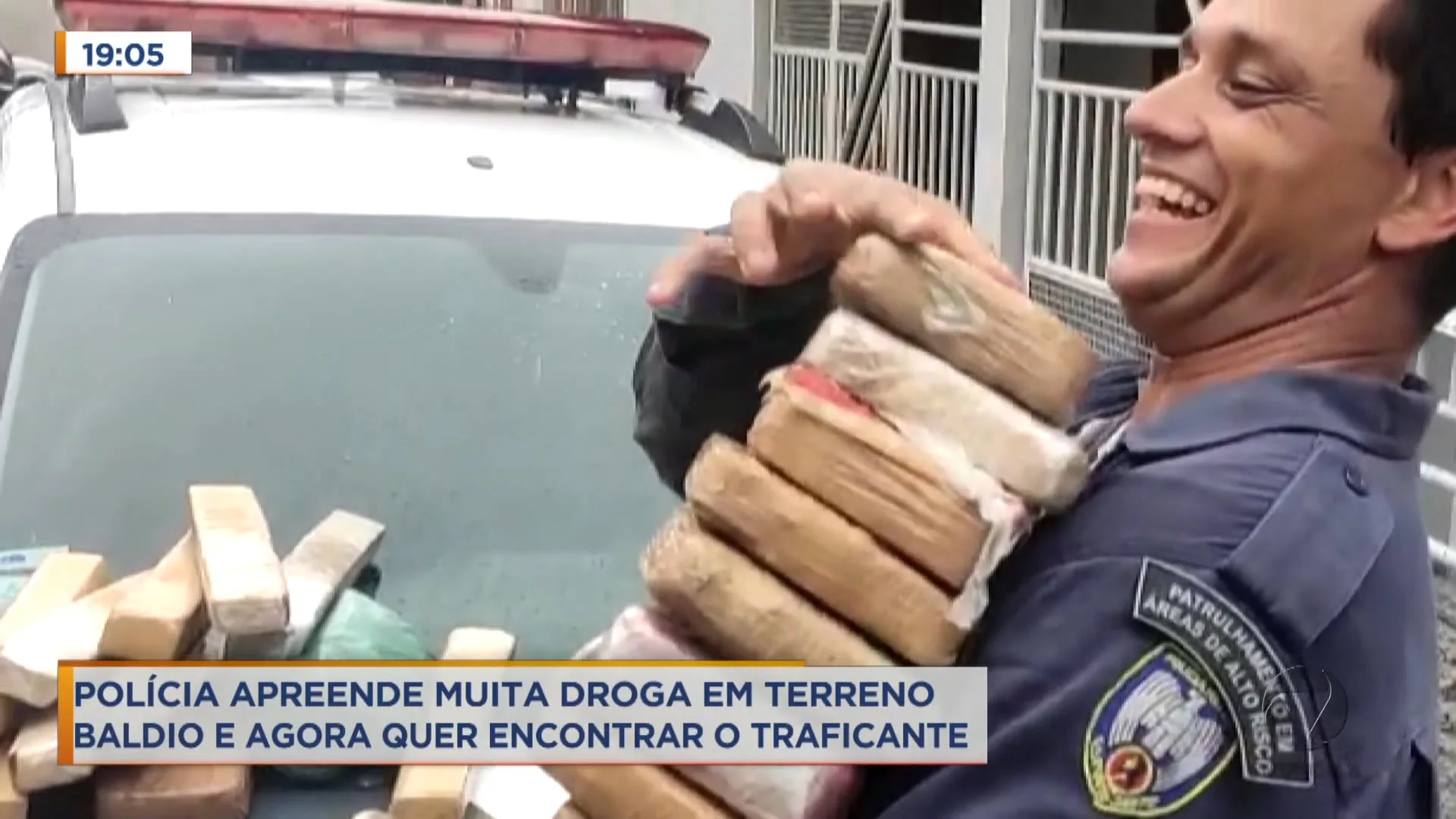 Polícia apreende muita droga em terreno baldio e agora quer encontrar o traficante