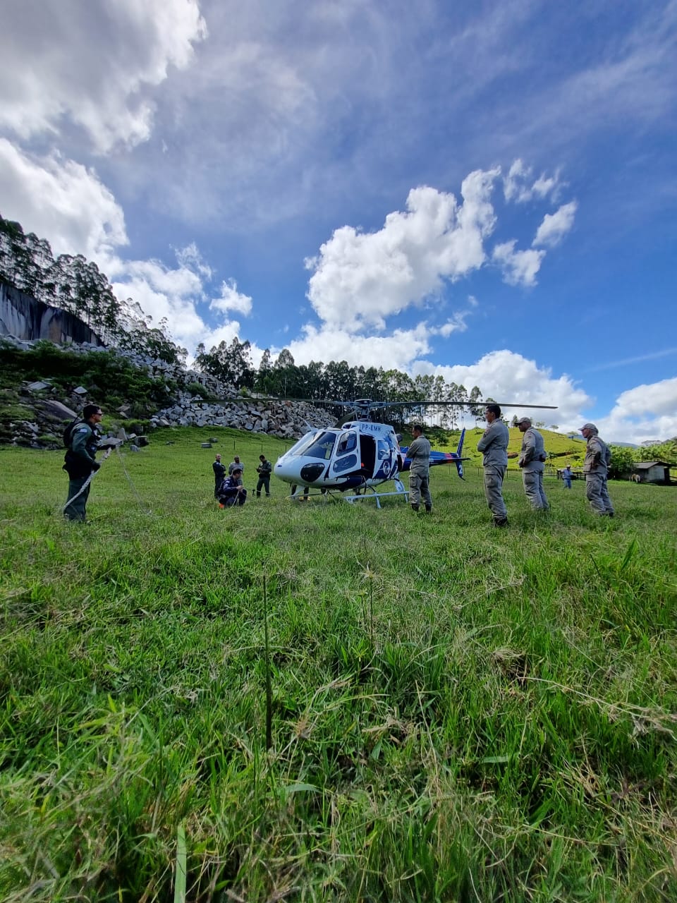 Mulher é resgatada após cair de 160 metros em pedreira de Venda Nova do Imigrante