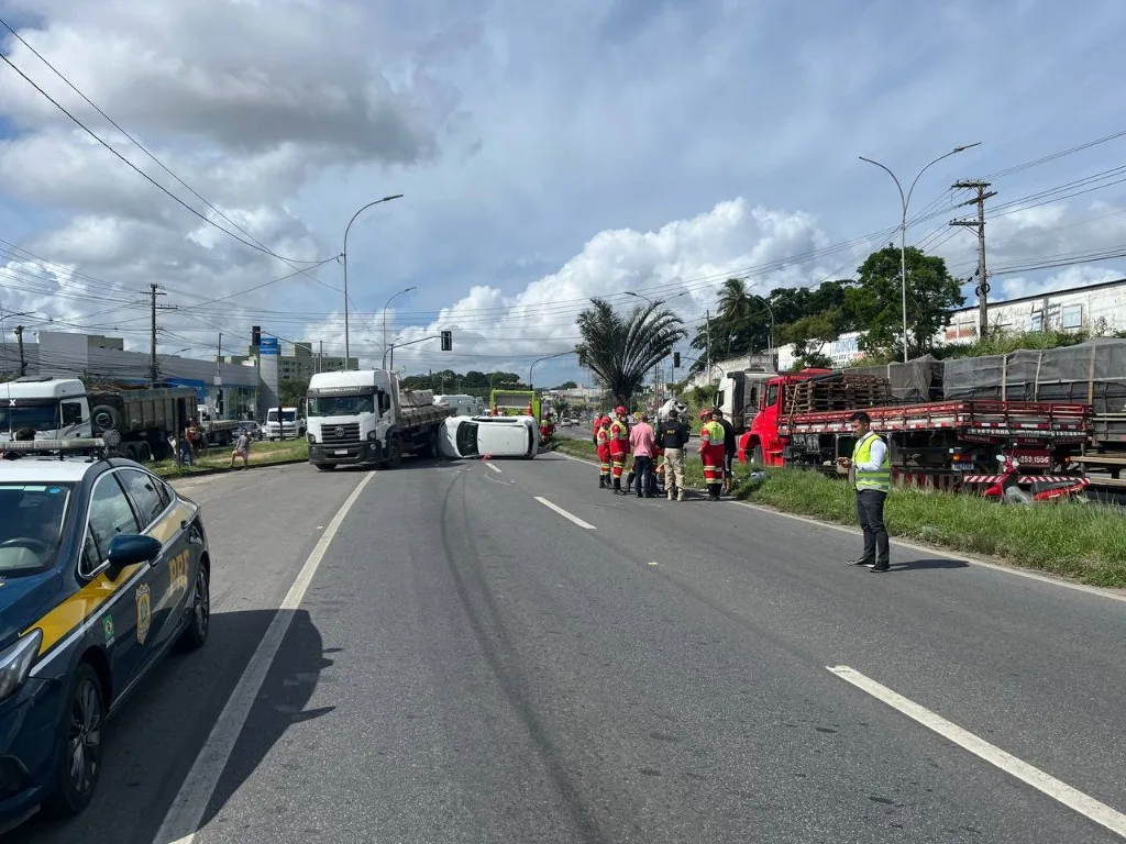 Acidente entre carreta, moto e carro deixa um ferido na BR-101, na Serra