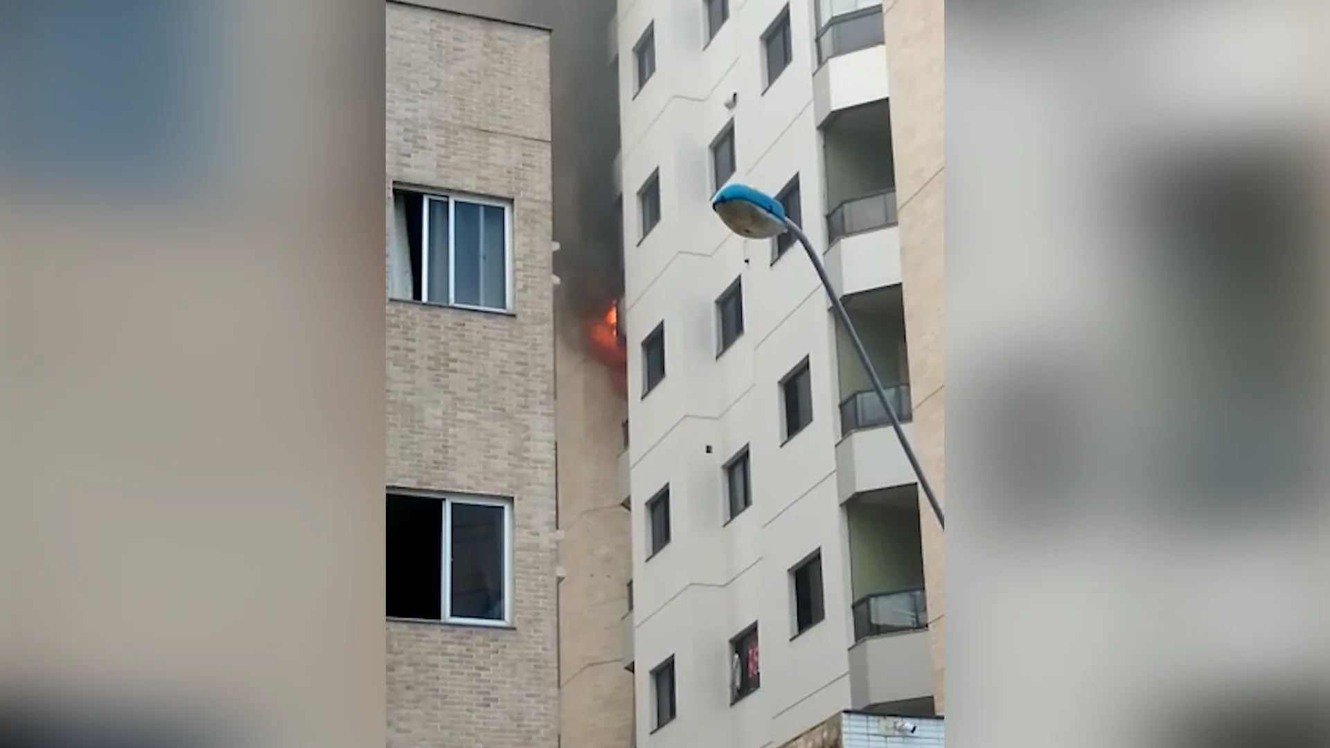 VÍDEO | Incêndio destrói apartamento em prédio na orla de Itaparica