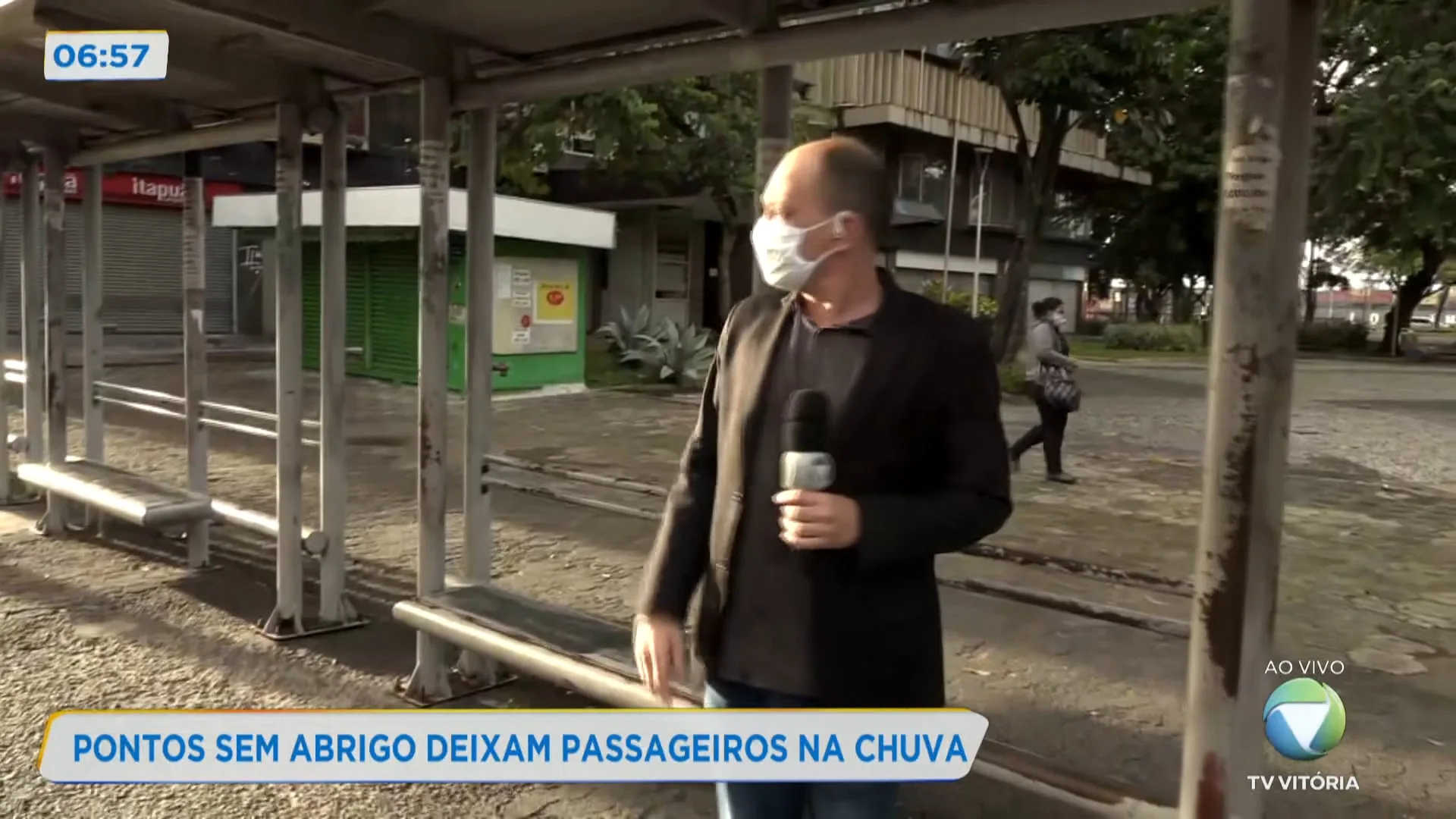 Pontos sem abrigo deixam passageiros na chuva