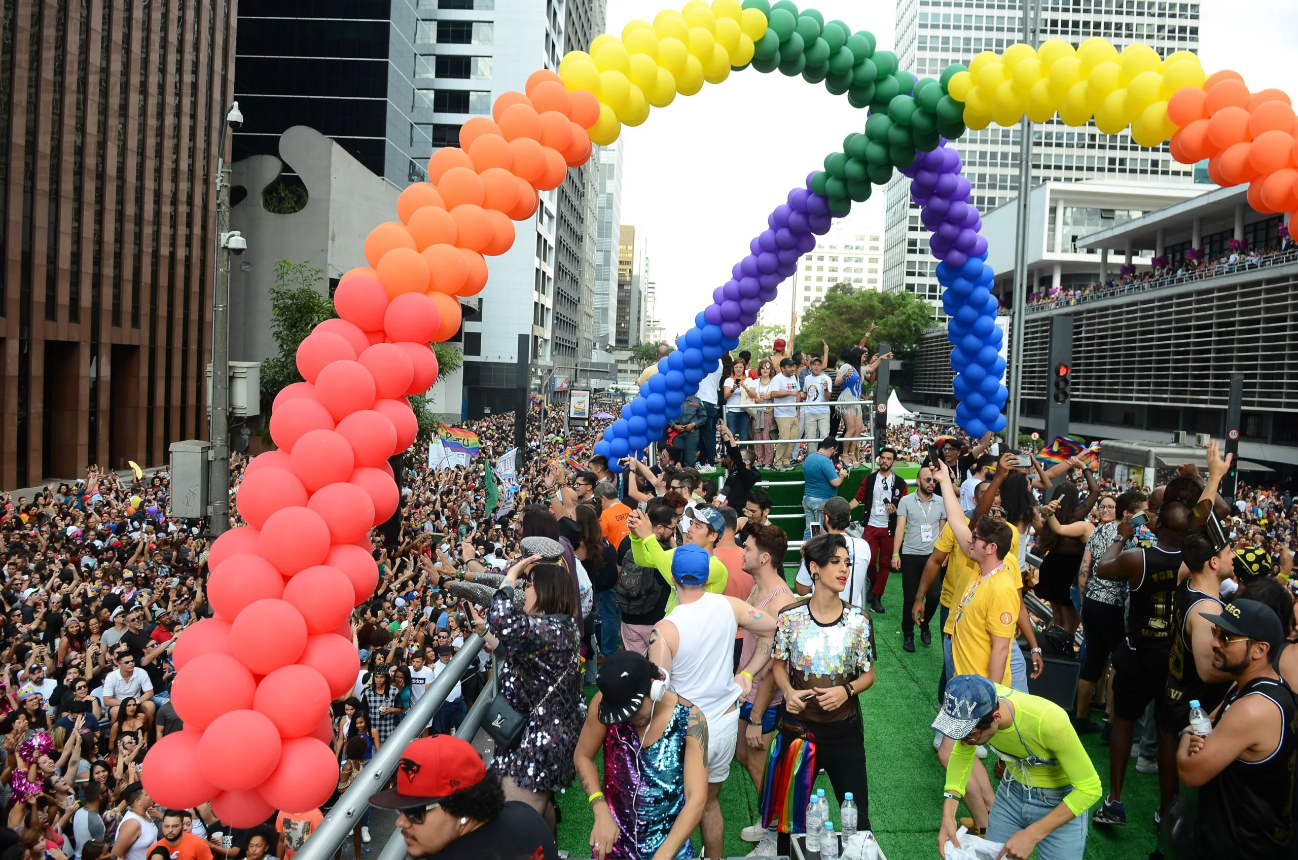 São Paulo – 21ª Parada do Orgulho LGBT, com o tema Independente de nossas crenças, nenhuma religião é lei. Todas e todos por um Estado laico, na Avenida Paulista (Rovena Rosa/Agência Brasil)