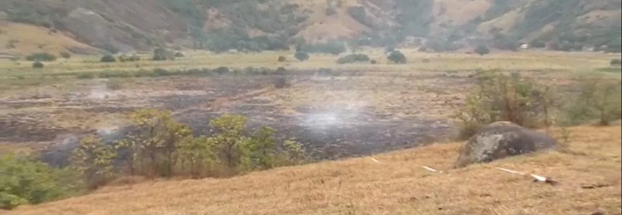 Corpo de Bombeiros já conteve 30% do incêndio em área de turfa na Serra