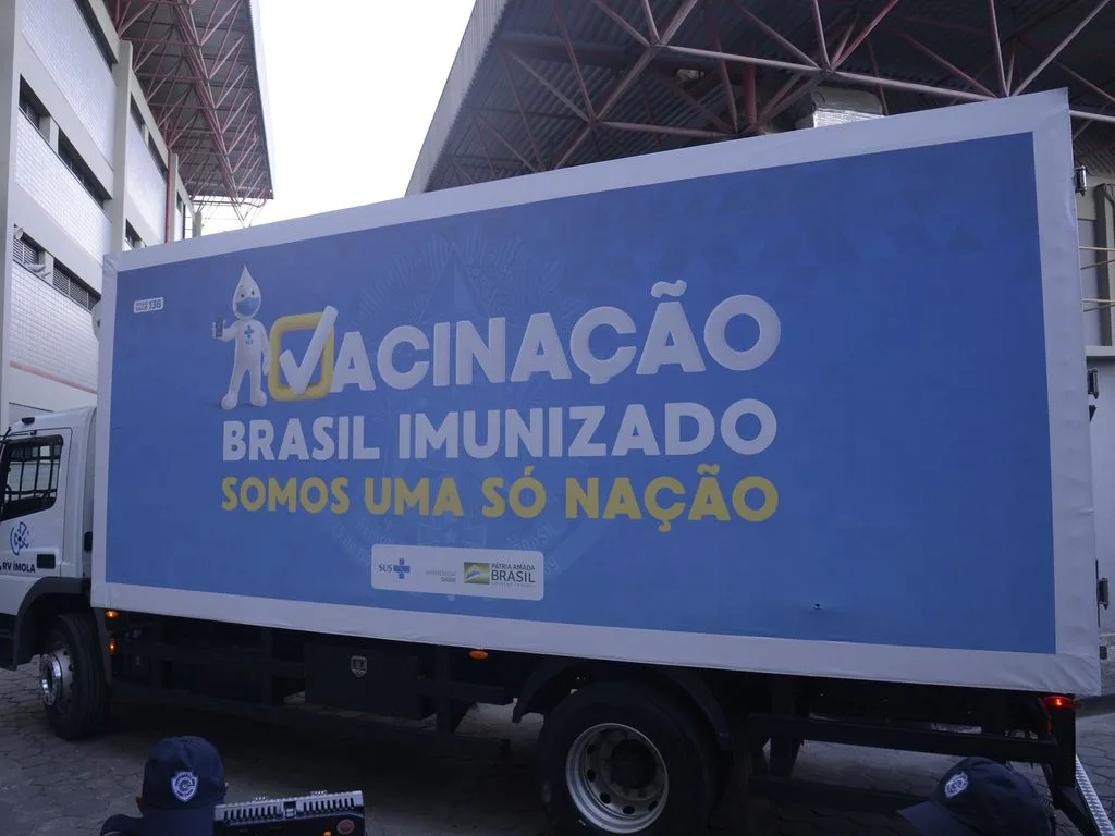 Caminhão sai da Fiocruz com as vacinas de Oxford/AstraZeneca para serem entregues ao Ministério da Saúde e distribuídas no Brasil.