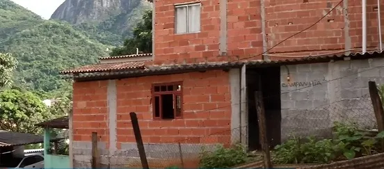 Homem é morto dentro de casa na frente da mãe e da filha de 6 anos em Cariacica