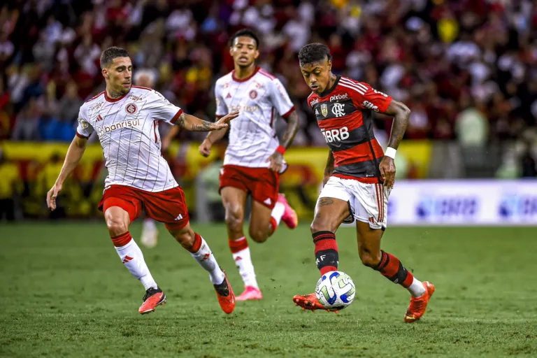 Flamengo volta a jogar mal, empata com misto do Internacional e deixa o campo vaiado