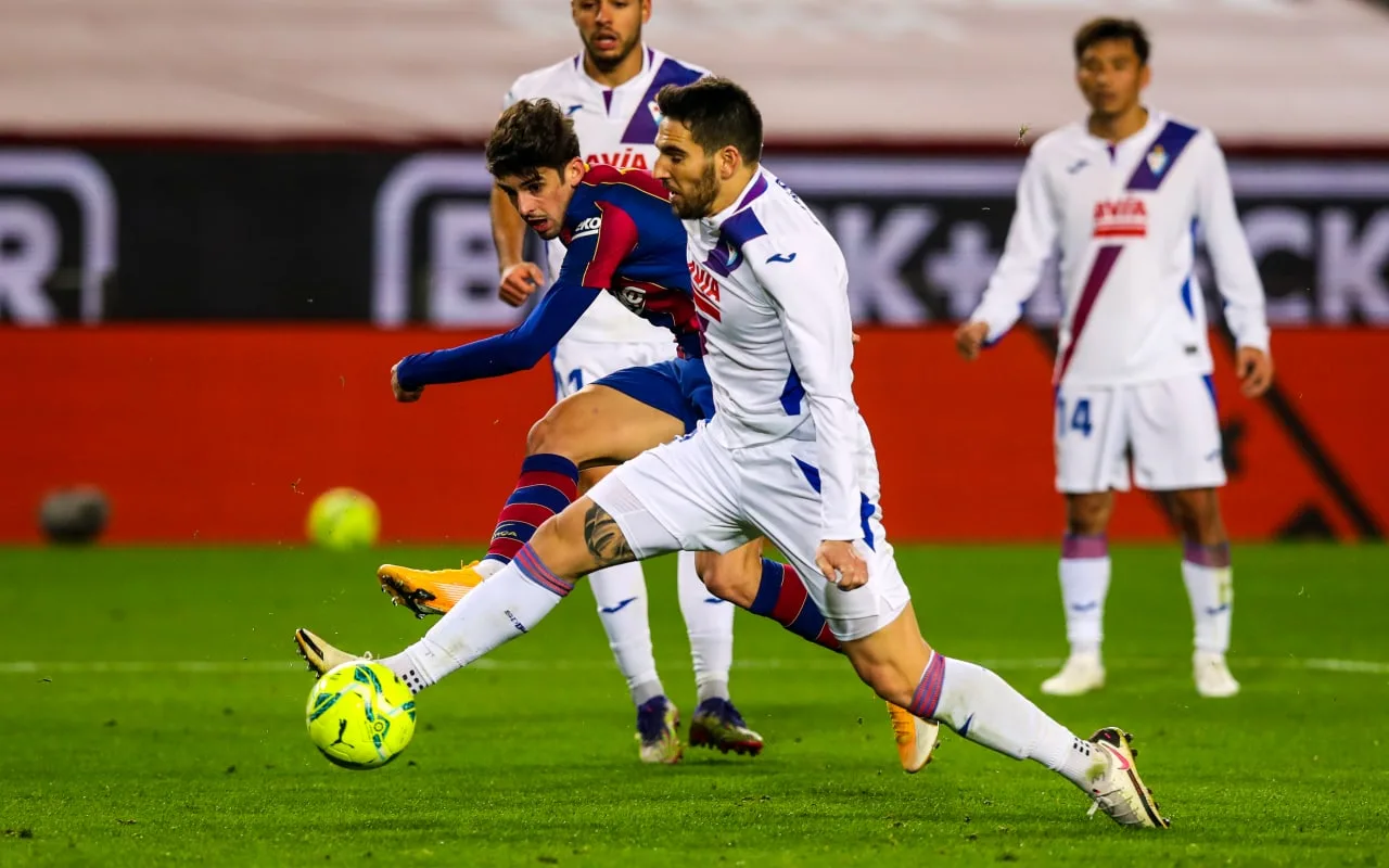 Sem Messi, Barcelona empata com o Eibar em casa e fecha 2020 com novo tropeço