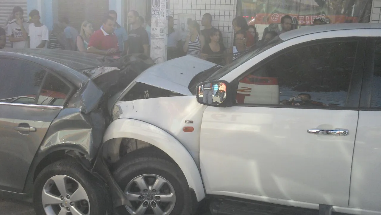 Motorista bate em cinco carros e morre após passar mal ao volante na Serra