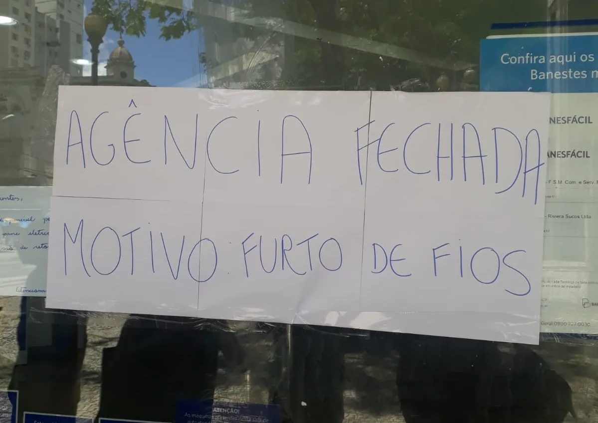 Câmeras flagraram suspeito escalando poste para furtar fios de banco de Vitória