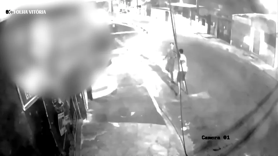 VÍDEO | Dupla furta fios de poste em Vila Velha