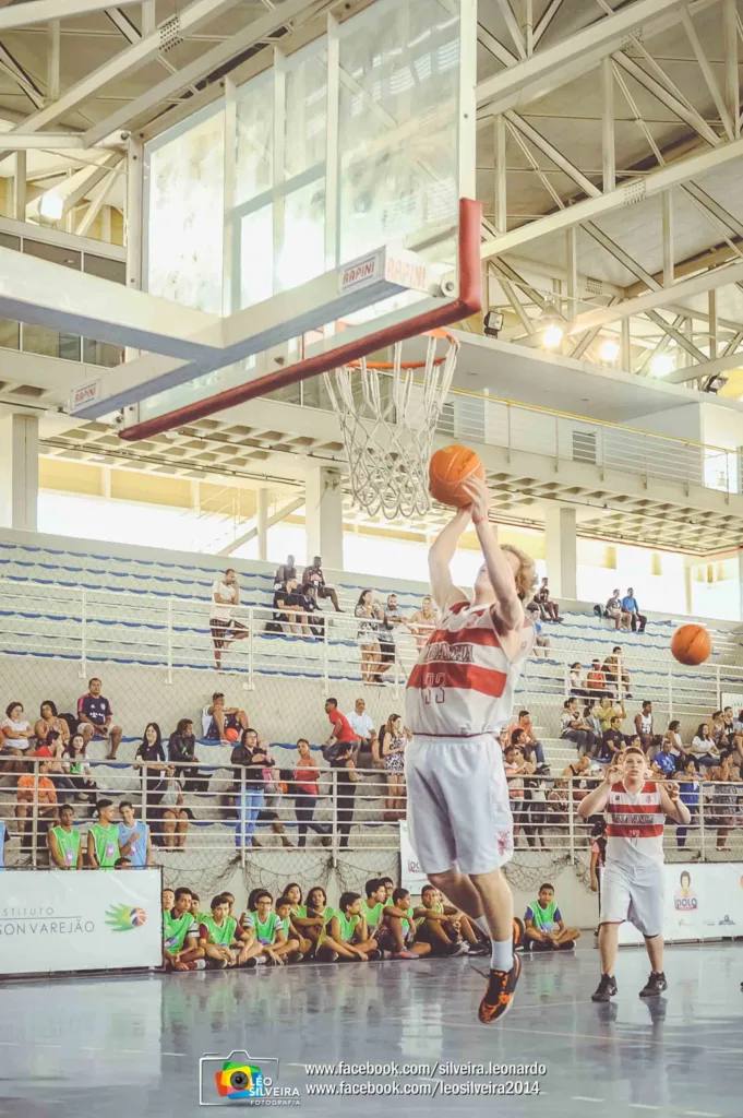 Anderson Varejão visita as crianças do seu projeto social voltado para o Basquete e Cidadania em Vitória/ES.