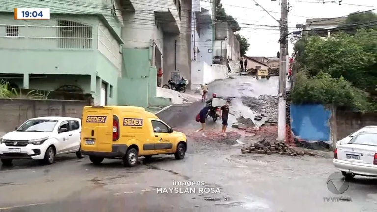 Garrafa plástica entope galeria e destrói rua