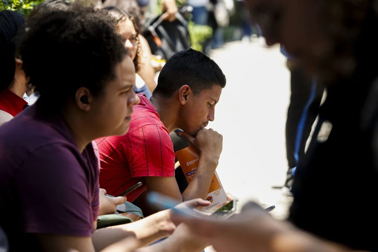 Redação: estudantes e pais na Universidade Paulista no bairro do Paraiso para o ENEM