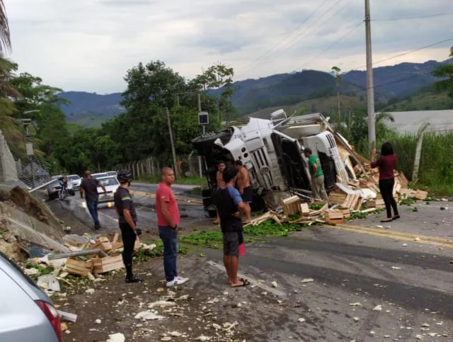 Caminhoneiro morre após acidente na Curva da Morte em Cachoeiro