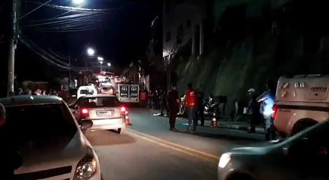 VÍDEO | Motociclista morre ao tentar ultrapassar caminhonete em Vitória