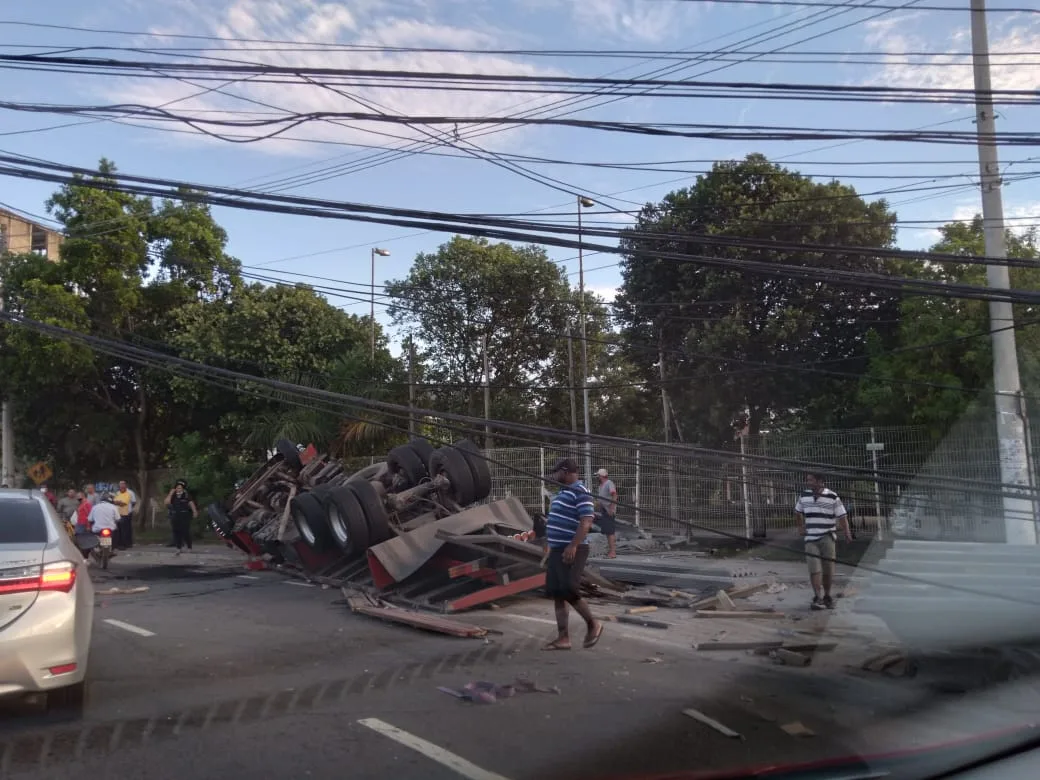 Motorista embriagado tomba com caminhão em frente ao Terminal de Itacibá, em Cariacica